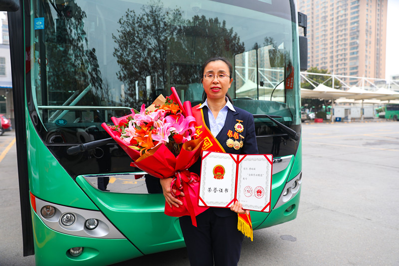 郑州公交集团举行全国劳动模范曹瑞娟 载誉归来欢迎仪式