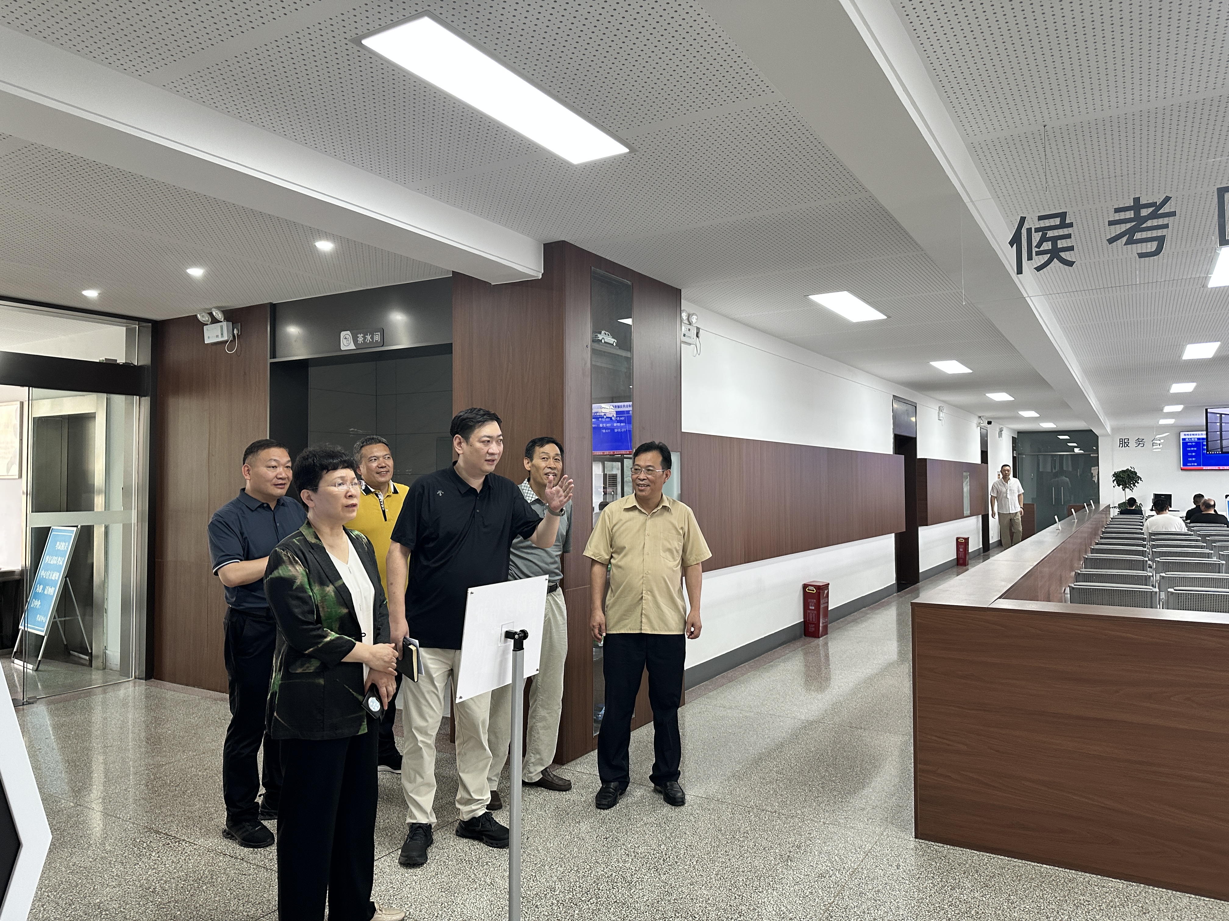 崔梅一行实地参观出租汽车行业从业资格教育考试中心.jpg