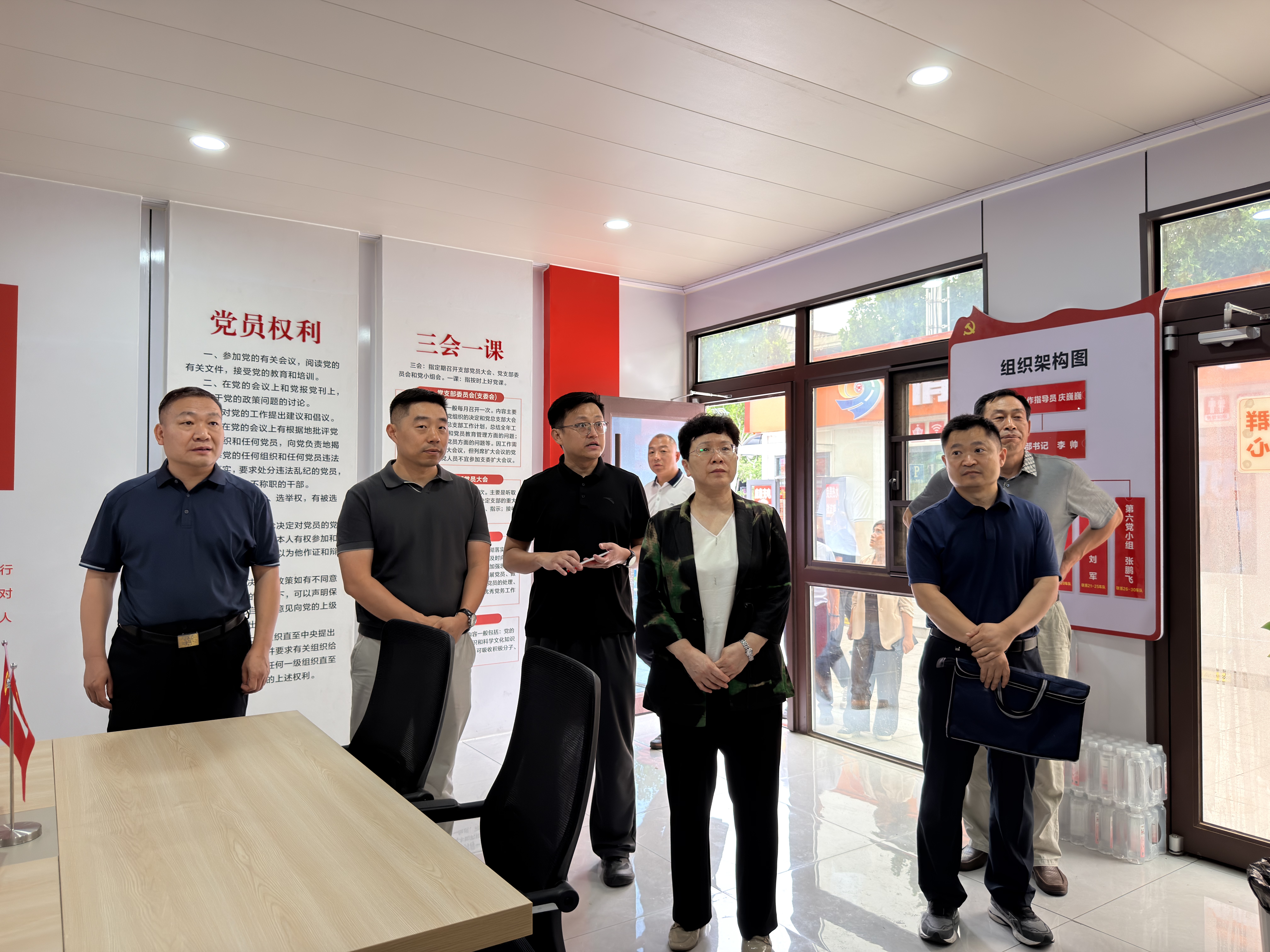 崔梅一行实地查看“情满豫途”郑州东站司机之家.jpg